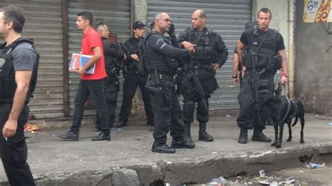 Forças Armadas E Policiais Fazem Operação Em Comunidades No Rio