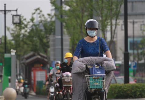 苏州市民骑电动车戴头盔成标配（图集） 名城苏州新闻中心