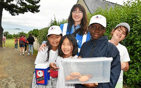 À Paimpol les jeunes du Secours populaire vendent des gâteaux Le