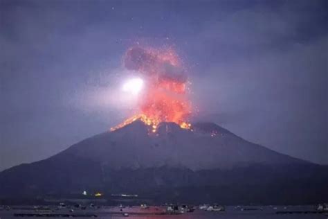 Vulcão no Japão entra em erupção e causa alerta