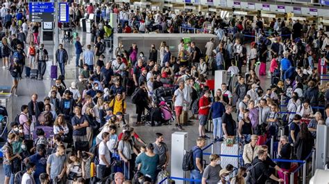 Caos Negli Aeroporti Della Gran Bretagna Cancellazioni E Ritardi Per