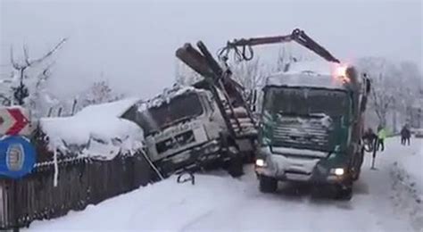 Autocamion Cu Lemne Derapat Pe DN2N La Tulburea Chiojdeni