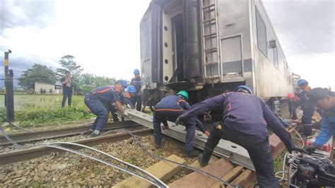 Unit Kereta Turangga Dan Unit Kereta Commuter Line Bandung Raya