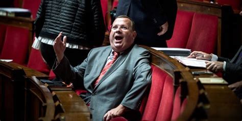 Sedan le député Jean Luc Warsmann enfariné lors d une manifestation