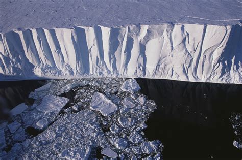 El iceberg más grande del mundo se desprende de la Antártida y podría