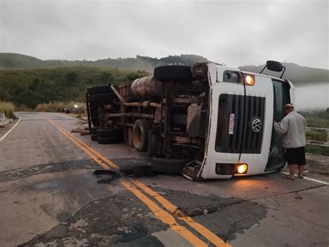 Caminhão carregado toras de eucalipto tomba na ponte do rio pardo