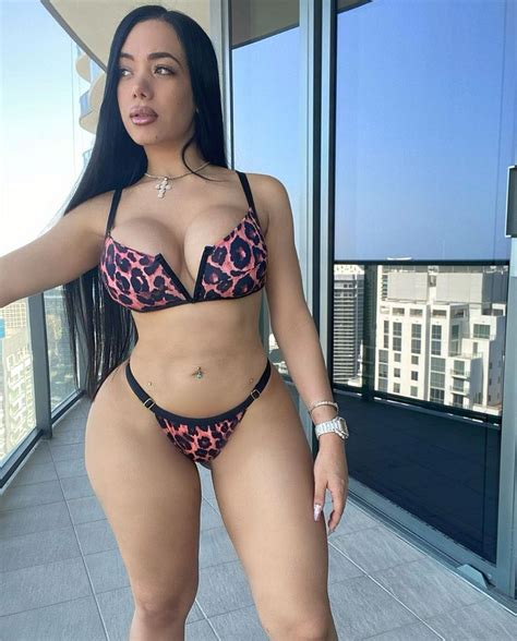 Hot Sexy Valerie Simpson Bikini Pics