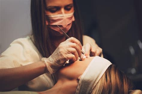 Esteticista aplicando o método japonês de desenho nas sobrancelhas para