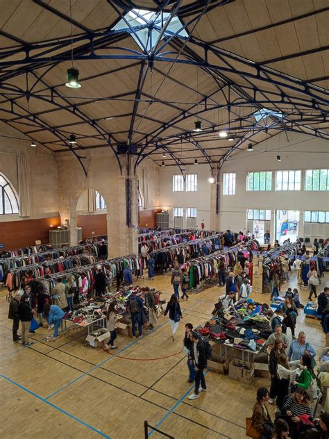 Grande vente au kilo à la Halle des Blancs Manteaux Emmaus Alternatives