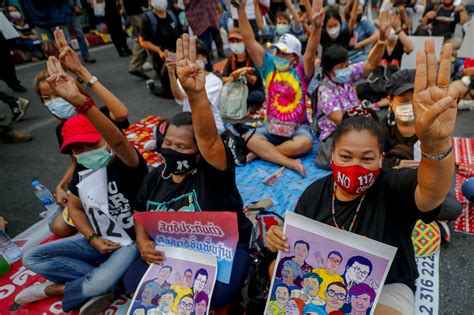 Thai Police Vow More Protest Arrests After Nearly 100 Detained Free