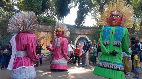 Banyak Ondel Ondel Betawi Semuanya Joget Asyik Ondel Ondel Warna Pink