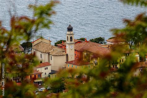 Panorama Widok Na Zamek Nad Jeziorem Lago Di Garda Stock Photo Adobe