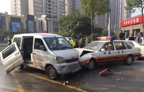 黑车司机强行冲撞执法车 车上乘客经历惊魂一幕 西部汽车 双拥中国 中国网双拥中国