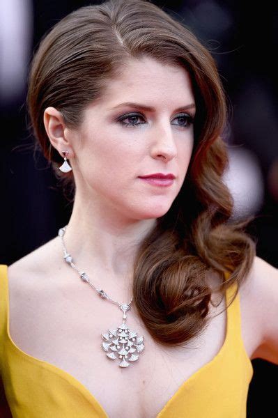 Anna Kendrick Side Sweep Anna Kendrick Red Carpet Hair Beauty