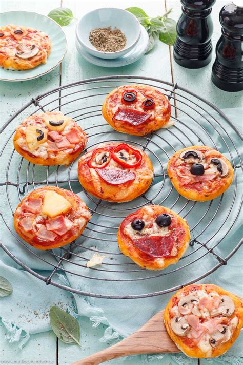 Mini Pizzen Kleine Pizzas Einfach Selbst Gemacht Emmikochteinfach