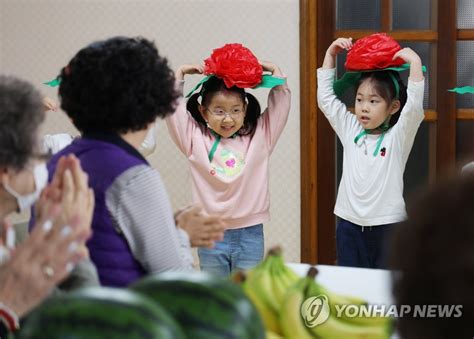 오늘은 어버이날마음을 담아 카네이션 달아드리기 연합뉴스