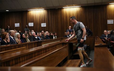 Pistorius Camina Sobre Sus Muñones Durante Juicio En Su Contra Para