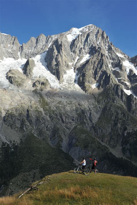 Valle D Aosta In Bici Tra I Giganti Delle Alpi Speciale Outdoor