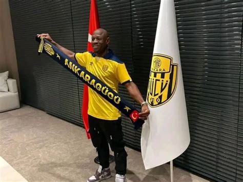 Turquie Christian Bassogog Tombe Face Galatasaray Pour Ses D Buts