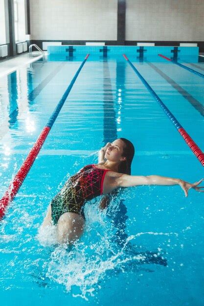 Garota Sincronizada Fazendo Truques Na Piscina Esportes De Nata O