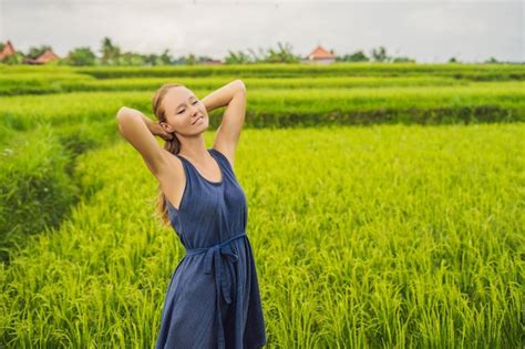 Mujer joven en la plantación de campo de arroz en cascada verde bali