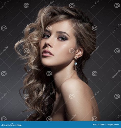 Schöne Blonde Frau Gelocktes Langes Haar Stockfoto Bild von mädchen baumuster
