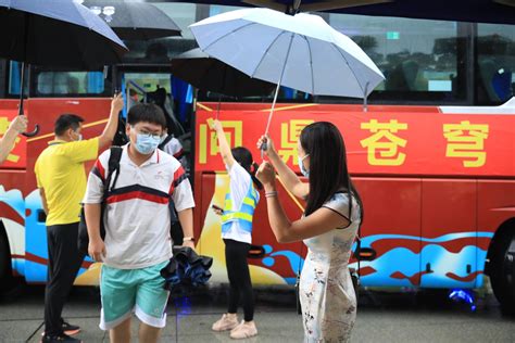 现场 风雨中送考，他们为考生撑起一片天空关铭荣南方长廊