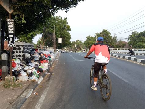 Timbulkan Bau Menyengat Tumpukan Sampah Penuhi Trotoar Jembatan Kacenews