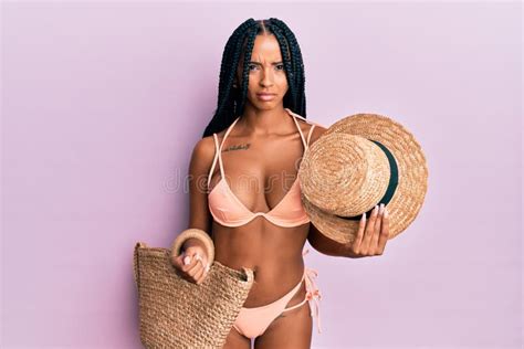 Hermosa Hispana Con Bikini Y Sombrero De Verano Escéptico Y Nervioso Fruncir El Ceño Molesto