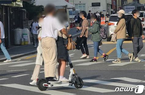 무면허로 전동킥보드 함께 타던 10대 여학생 2명 자동차와 쾅