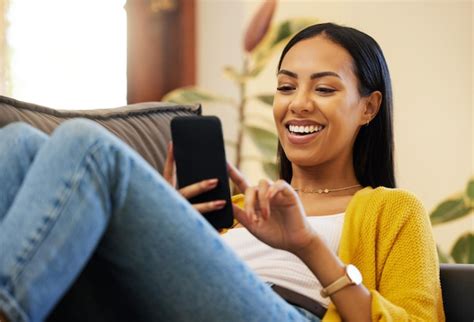 Telefone Relaxe E Mulher Rindo Na Sala De Estar De Casa No Sof M Dia