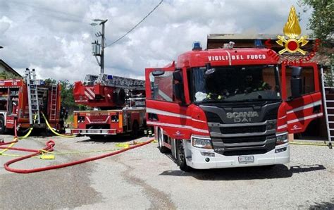 Fiamme Su Un Tetto A Cormons Vigile Del Fuoco Si Infortuna Mentre Le