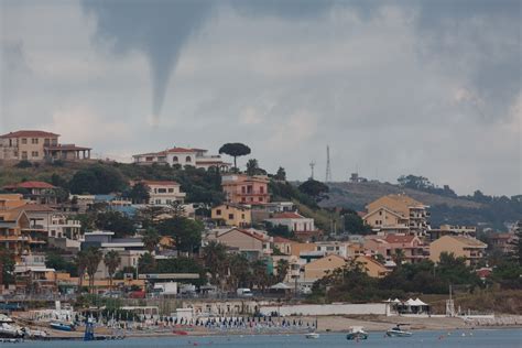 Maltempo Al Sud Paura Nello Stretto Di Messina Enorme Tornado Intorno