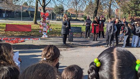 Inaugurate Le Panchine Rosse Impegno Antiviolenza Nelle Scuole Noi