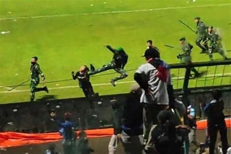 Anggota TNI Pelaku Tendangan Kungfu Terhadap Supporter Arema Saat