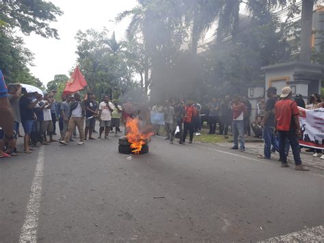 Mahasiswa Dan Sopir Dum Truck Di Lotim Berdemo Bakar Ban Hingga Tuntut