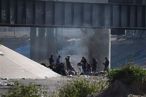 Se despeja fila de migrantes en el bordo del río pero siguen cruzando