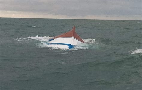 Pescadores de Alcobaça são resgatados no ES após 14 dias à deriva no