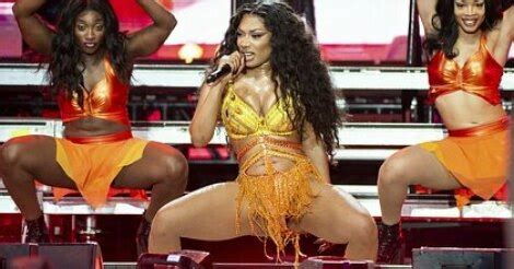 СМИ2 — Рэперша Megan Thee Stallion спела на публике в прозрачном боди