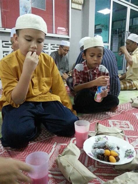 Alia Haryanie Anak Anak Berbuka Puasa Di Masjid