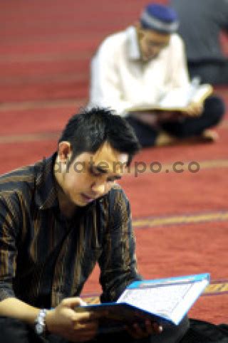 Umat Islam Membaca Al Quran Di Masjid Istiqlal Jakarta Datatempo