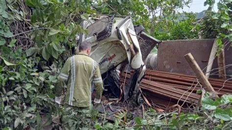 Caminhoneiro Morre Após Sair Da Pista E Tombar Carreta Na Br 280 Em