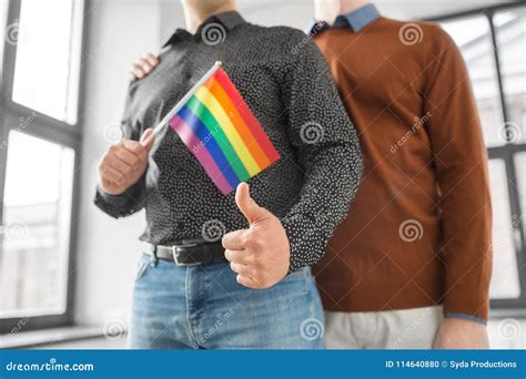 El Par Masculino Con Orgullo Gay Se Ala Mostrar Por Medio De Una