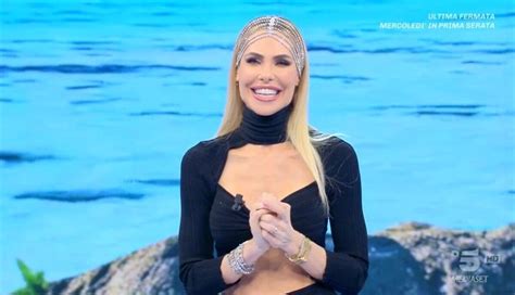 Isola Dei Famosi Ilary Blasi Commenta Il Cast Di Naufraghi Le