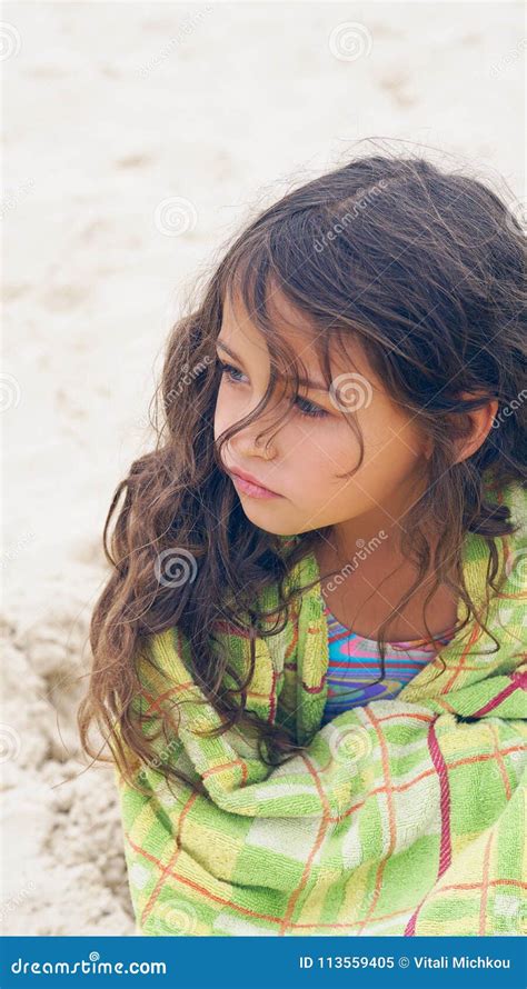 Piccola Ragazza Latina Sveglia Alla Spiaggia Coperta Di Asciugamano