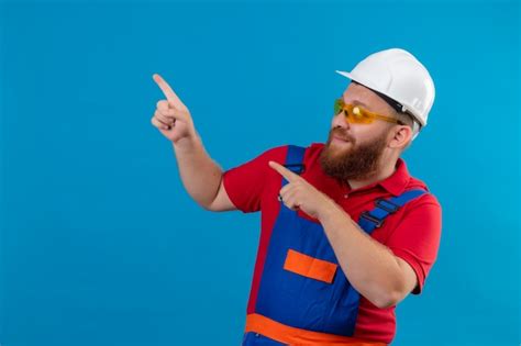 Homem Jovem Construtor Barbudo Em Uniforme De Constru O E Capacete De