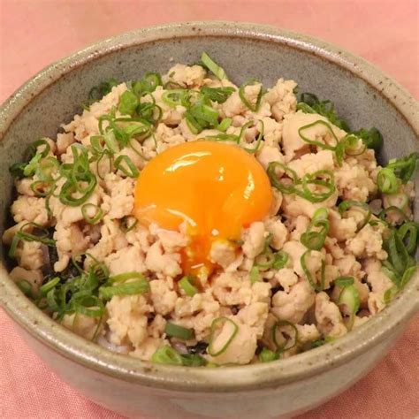 ほろ甘い♪ 鶏そぼろ丼のレシピ動画・作り方 デリッシュキッチン