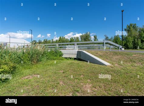 Pont En Béton Préfabriqué à Trois Côtés Avec Rails De Guidage Installés