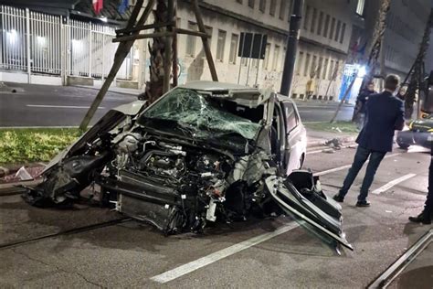 Auto Si Schianta Contro Una Palma In Via Marina A Napoli Incidente