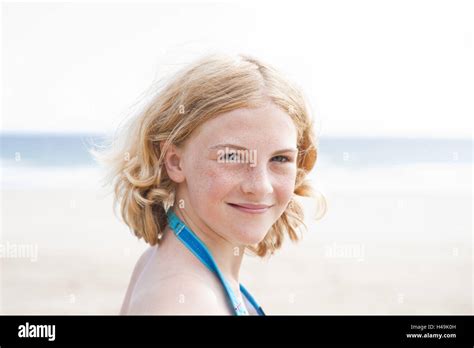 Junge mädchen bikini Fotos und Bildmaterial in hoher Auflösung Alamy